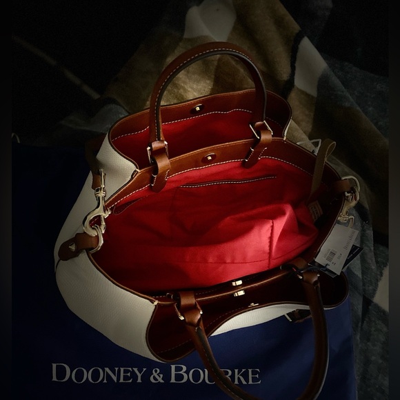 Dooney&Bourke Large white Barlow w/ smoking red interior 🤍🤍NWT - Picture 15 of 16